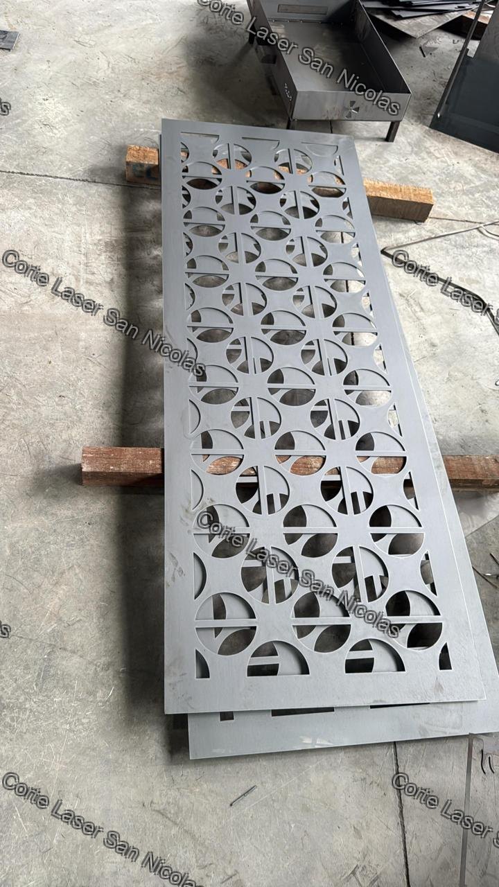 Aplicacion de celosia en fachada moderna